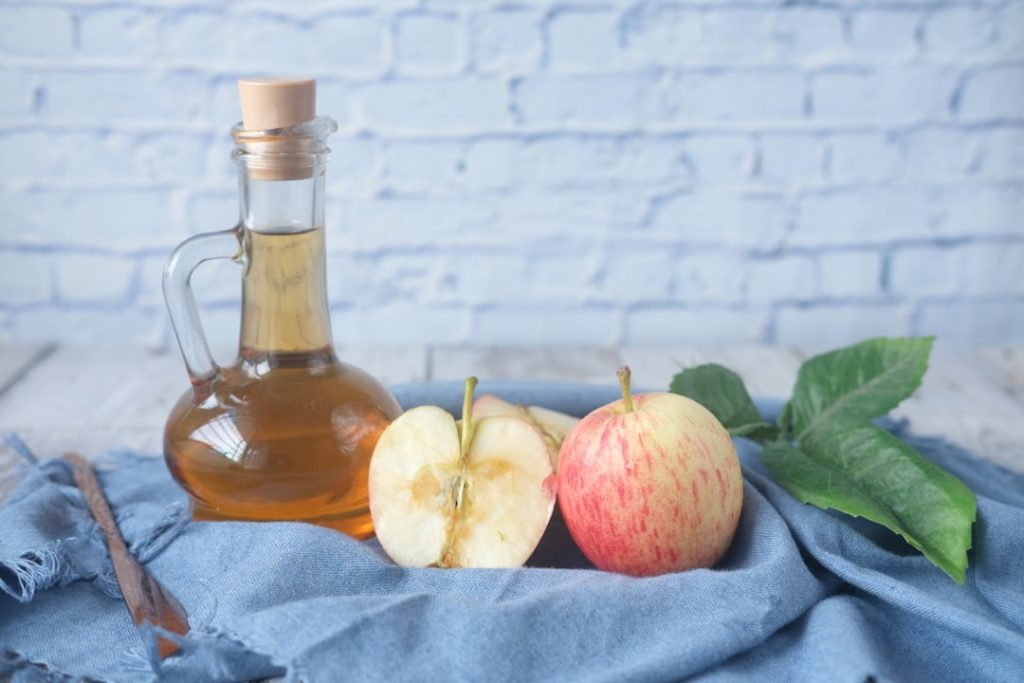 Apple cider vinegar bottle aur taaze seb - ACV motapa kam karne ka research-backed gharelu nuskha