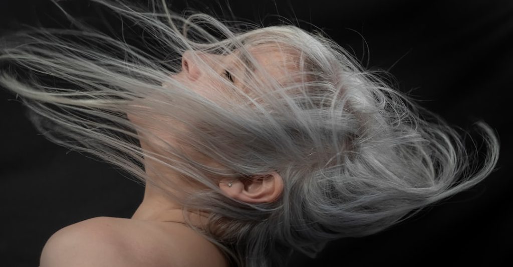 Safed baal wali aurat — natural herbal hair remedy article feature image