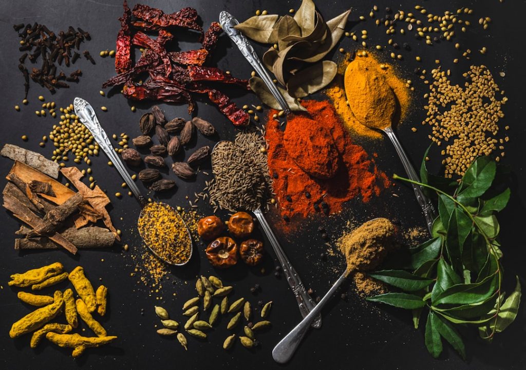 Motapa kam karne ke liye Indian spices - jeera, kali mirch, haldi aur dhaniya ek saath - gharelu totkay
